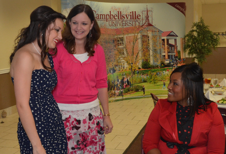 Cassidy Blair, left, of Campbellsville High School, and her mother, Terri Slinker talk with Shajuana Ditto before she spoke at the dinner. (Campbellsville University Photo by Joan C. McKinney)