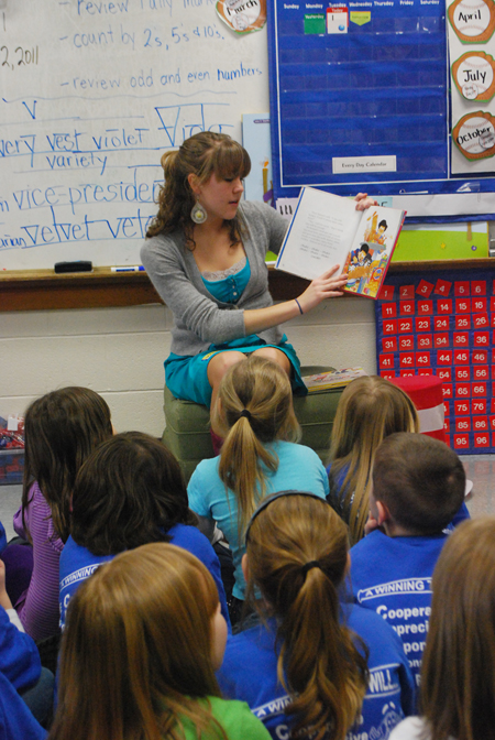 Hannah Boyd of Simpsonville, Ky. reads to children at Taylor County Elementary School. (Campbellsville University Photo by Munkh- Amgalan Galsanjamts)
