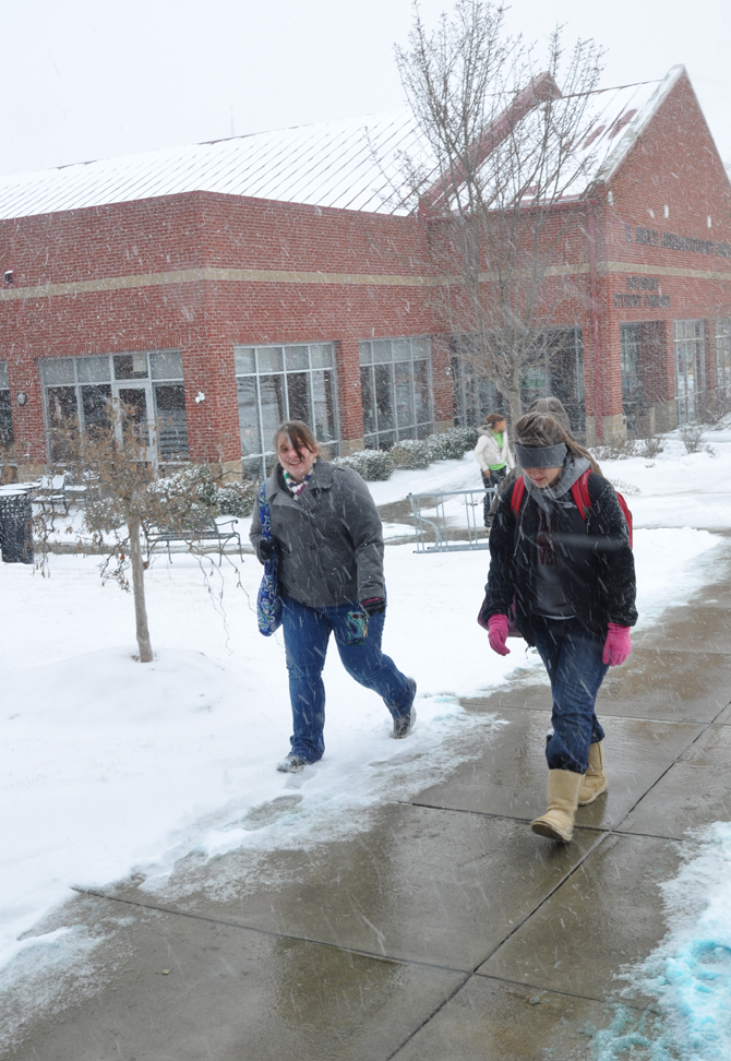 Campbellsville University students, Kim Baker, left, of Louisville, Ky., and Lindsey White of Mackville, Ky., walk to the Winters Dining Hall during the snow yesterday. (Campbellsville University Photo by Bayarmagnai “Max” Nergui)