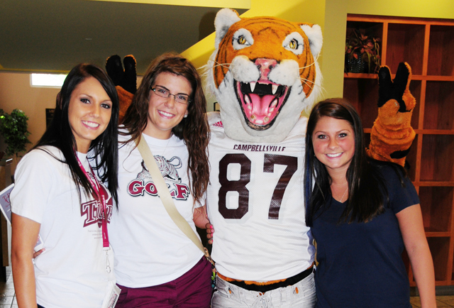 Incoming students, from left, Brittany Young, Olivia Parrott and Cassidy Scantland, all of  Greensburg, Ky. have their picture made with Clawz at the first Campbellsville University  LINC of the summer. (Campbellsville University Photo by Ellie McKinley)
