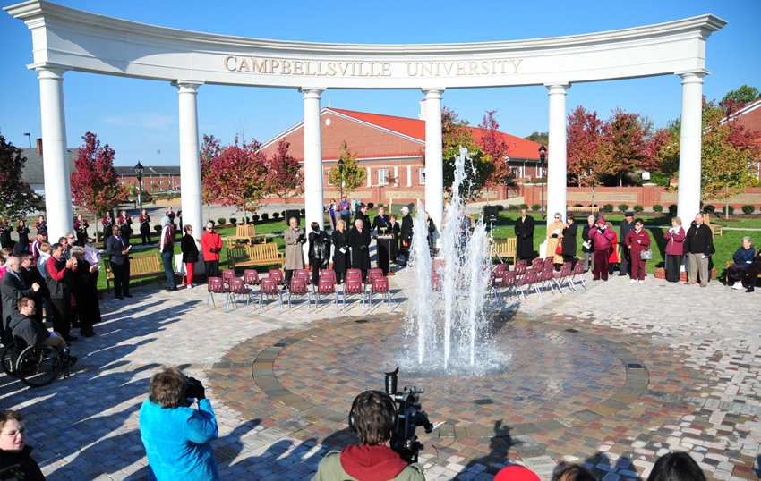 Dr. G. Ted and Sheri Taylor, for whom the fountain was named, turned on the fountain at the end of the dedication. (CU Photo by Ye Wei “Vicky”)
